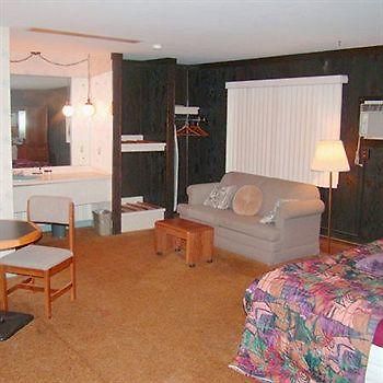 Longvue Inn And Suites Wellsvi Wellsville Extérieur photo